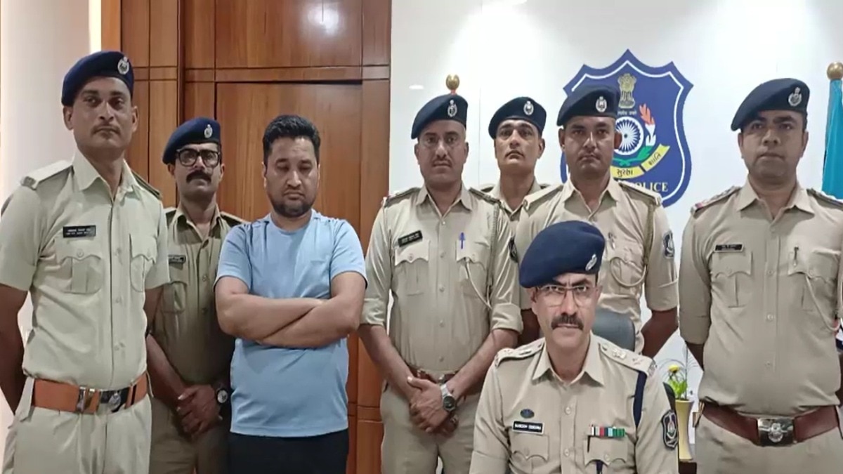 पुलिस गिरफ्त में ठग. (Photo: Screengrab)