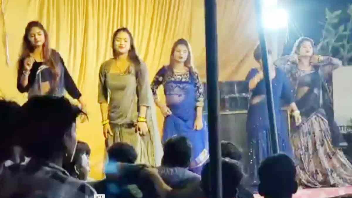 अयोध्या: दुर्गा पूजा पंडाल के पास बार बालाओं का अश्लील डांस, वीडियो वायरल, भीड़ ने जमकर बजाईं तालियां – ayodhya khandsa durga puja bar dancers video viral LCLAR