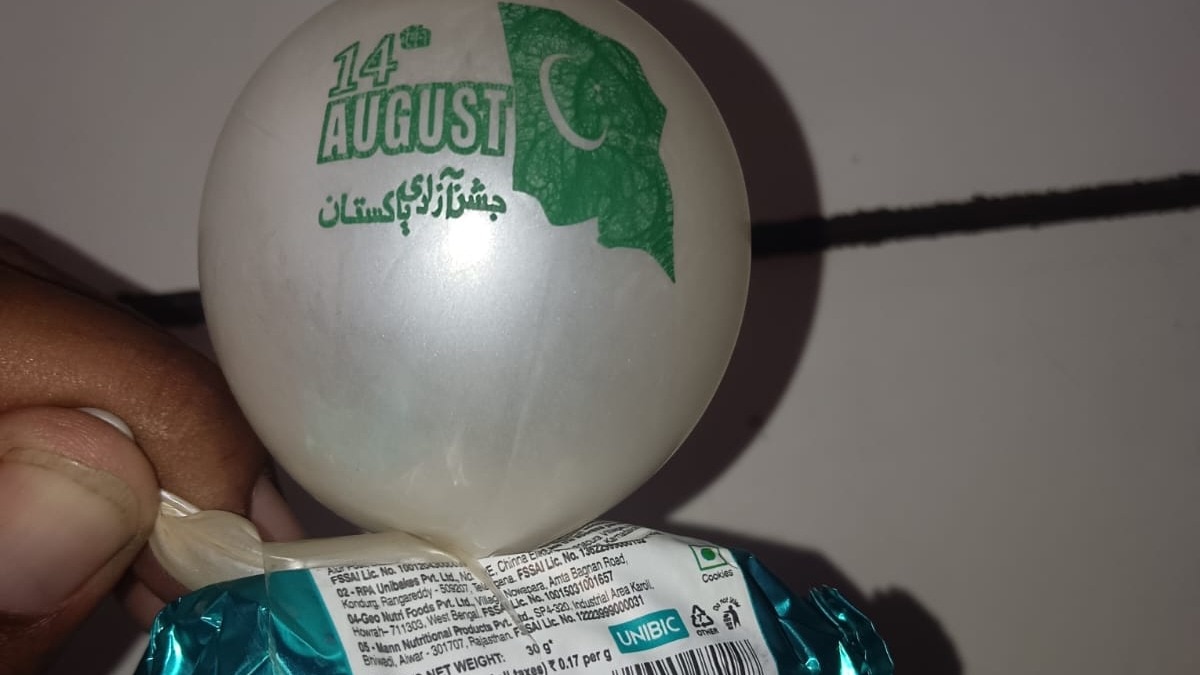  बिस्किट के साथ पाकिस्तानी झंडे वाला गुब्बारा (Photo: Dharmendra Kumar Sharma/ITG)