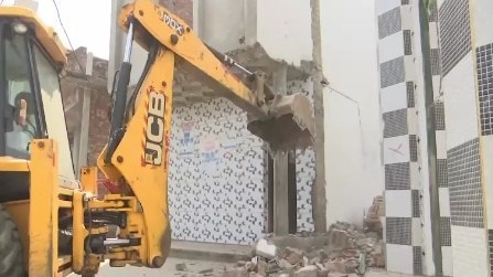 संभल की मस्जिद पर बुलडोजर एक्शन (Photo: ITG)