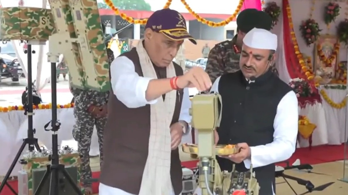 '...तो इतिहास और भूगोल, दोनों बदल जाएगा', शस्त्र पूजा कर राजनाथ सिंह ने पाकिस्तान को दी चेतावनी