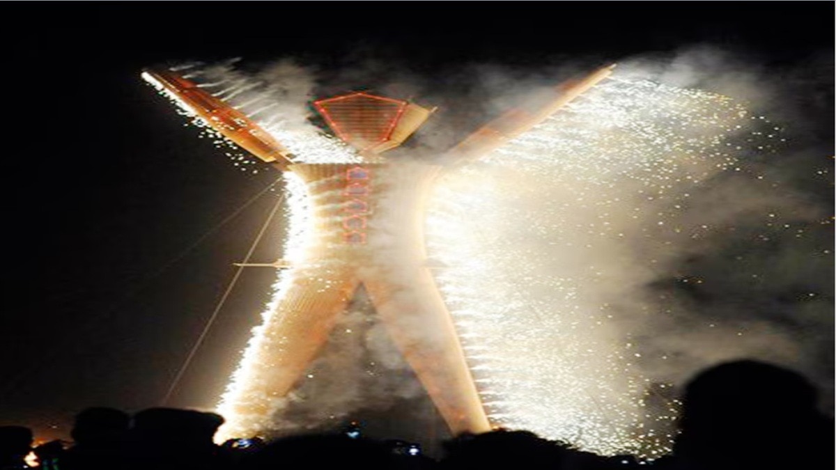 यूएसए के नेवादा रेगिस्तान में 'द मैन’ नाम के लकड़ी के पुतले को जलाया जाता है. (फोटो- ITG)