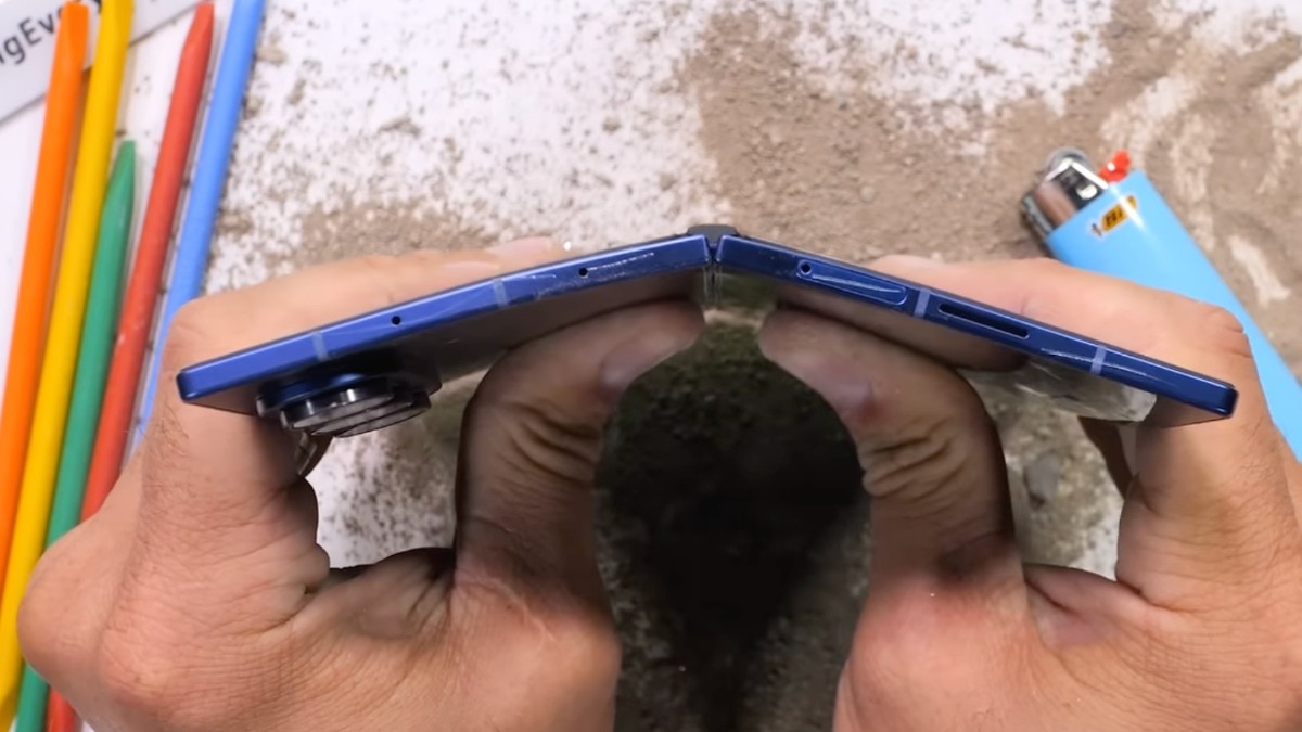 Galaxy Z Fold 7 ड्यूरेब्लिटी टेस्ट (Credit: JerryRigsEverything)