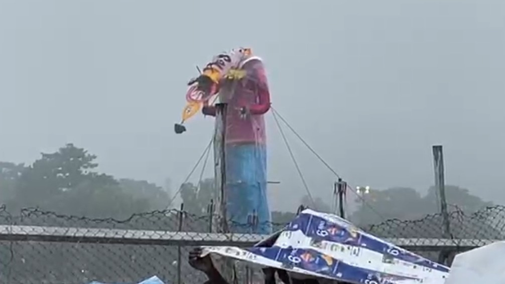 पटना में दहन से पहले ही तेज बारिश से टूटा रावण का सिर, गांधी मैदान में खड़ा था पुतला, VIDEO