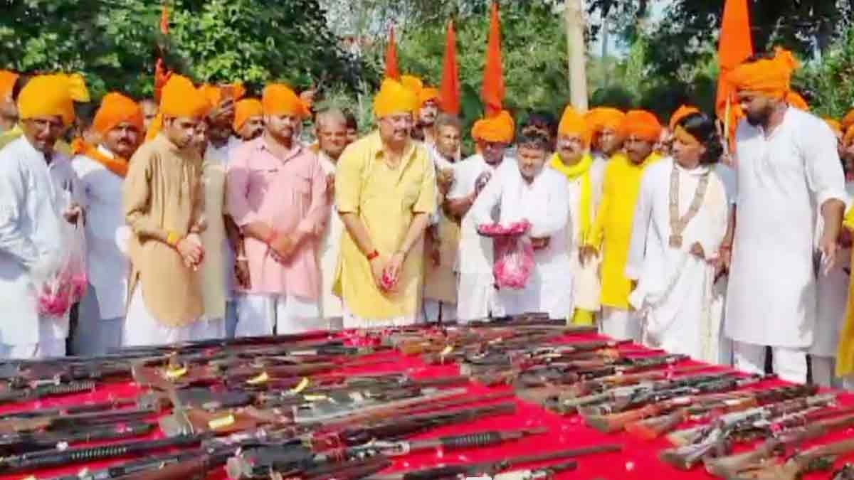 विजयादशमी पर राजा भैया ने किया शस्त्र पूजन, दिखे 200 से ज्यादा हथियार, वीडियो वायरल – raja bhaiya shastra poojan video 200 weapons LCLAR