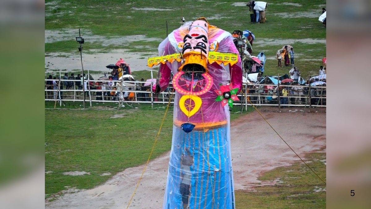 पटना के गांधी मैदान में बारिश की वजह से रावण का पुतला गलकर गिरा (Photo - PTI)