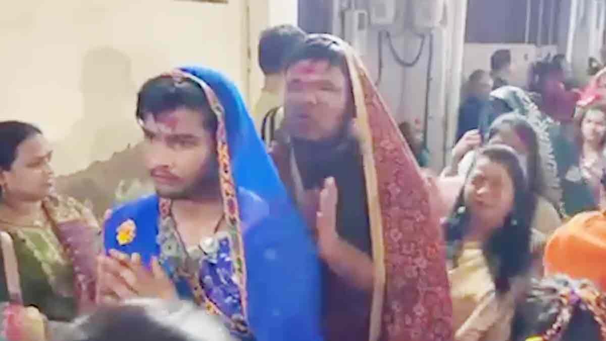 पुरुष साड़ी पहनकर खेलते हैं गरबा (Photo: Screengrab)