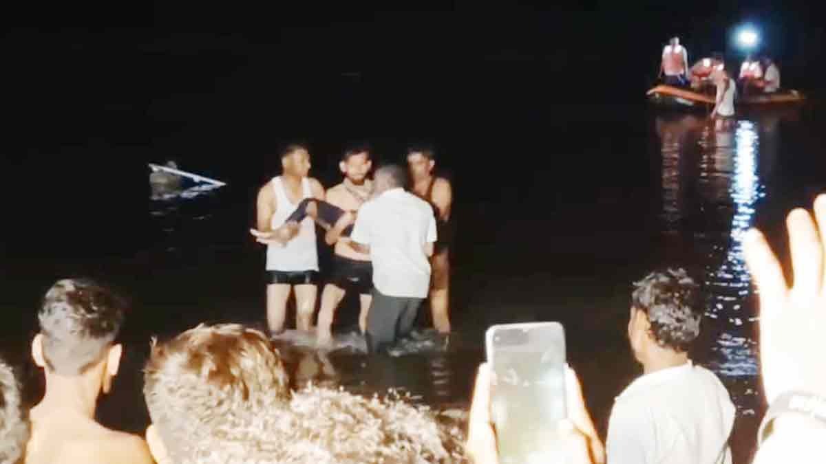 Nine dead as tractor carrying idols of goddess Durga for immersion plunges into lake in MP's Khandwa district