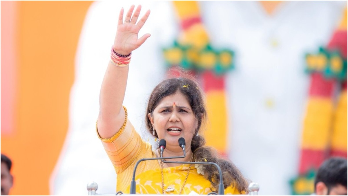 बीड जिले के सावरगांव घाट में दशहरा रैली को संबोधित करतीं बीजेपी नेत्री पंकजा मुंडे. (Photo: X/@Pankajamunde)