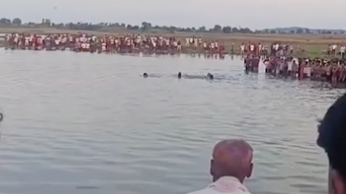 10 शव तालाब से निकाल लिए गए हैं.(Photo:Screengrab)