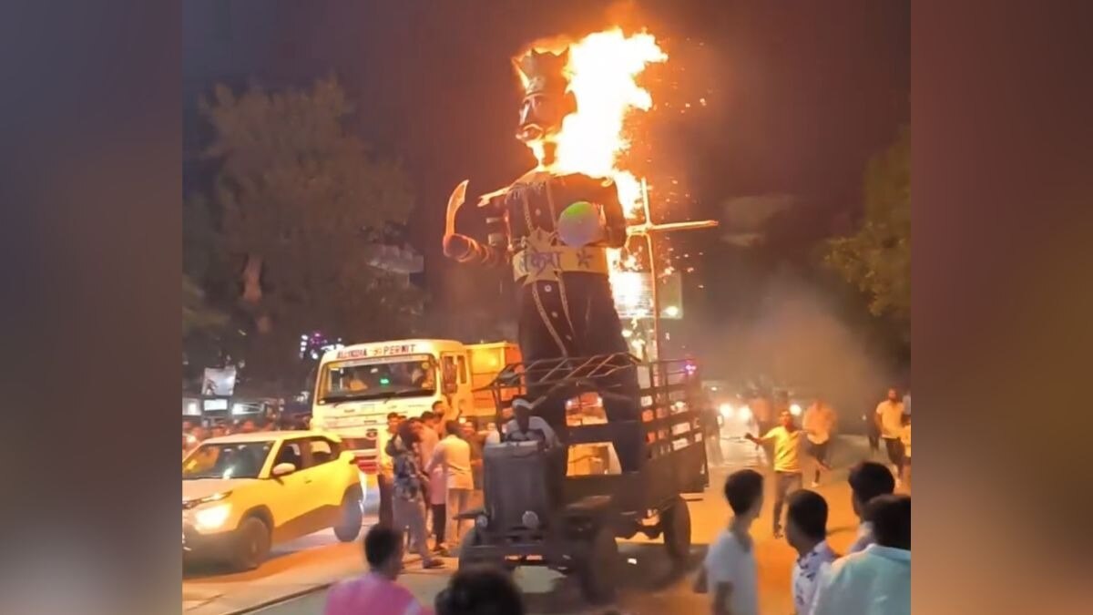 ट्रैक्टर पर लदे पुतले में लगी आग. (Photo: ITG)