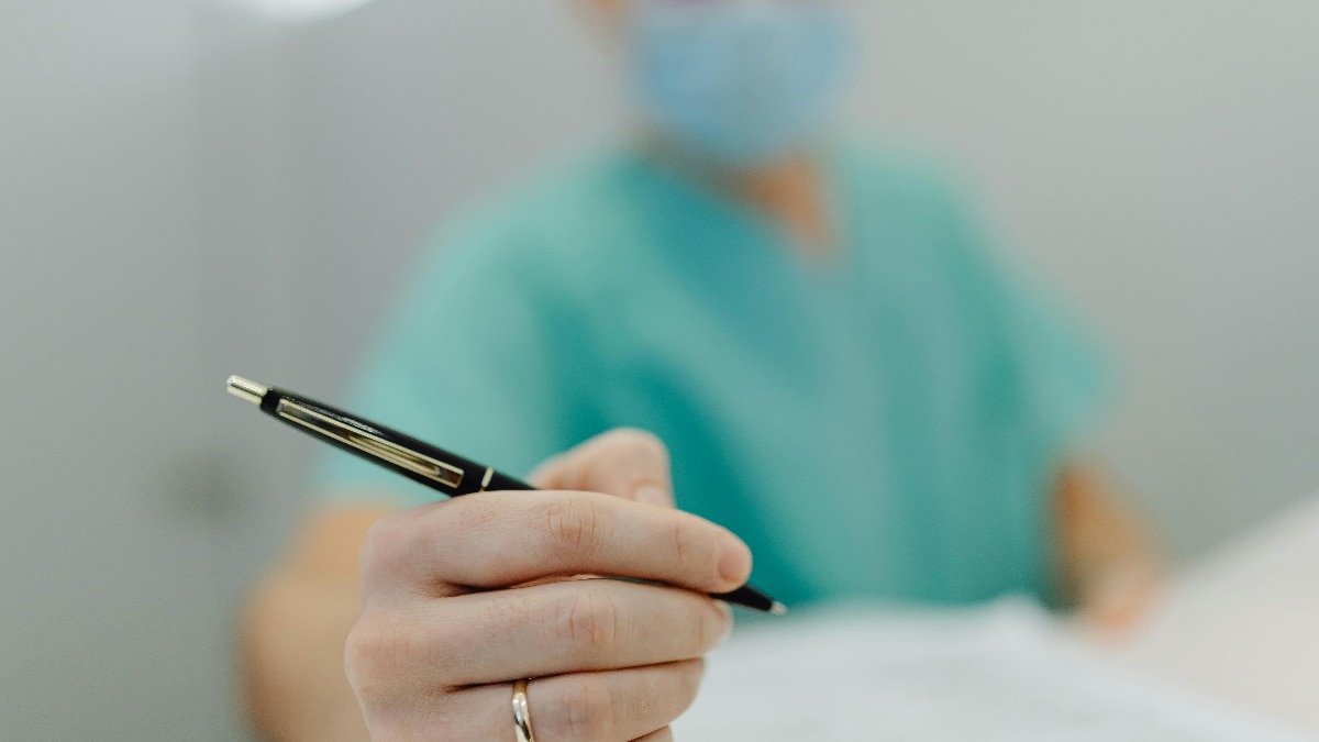 मेडिकल प्रिस्क्रिप्शन पर डॉक्टरों को हाई कोर्ट की सलाह