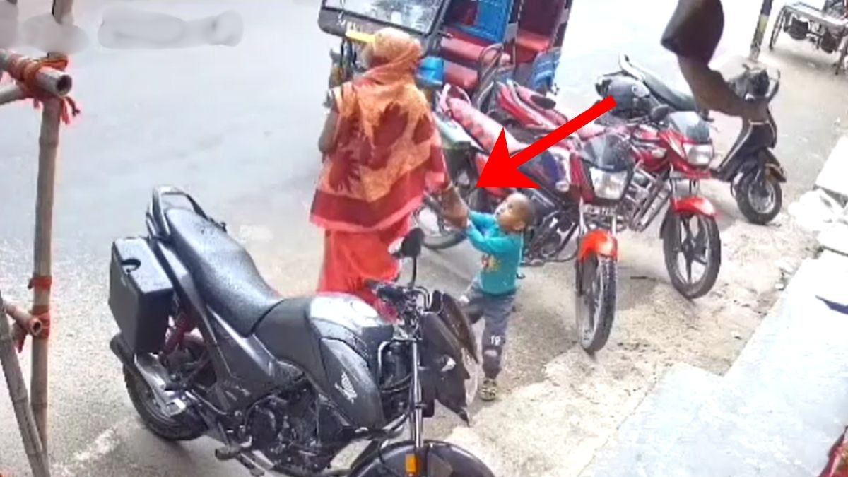 मां का हाथ पकड़कर साथ ले गया मासूम बेटा. (Photo: Screengrab)
