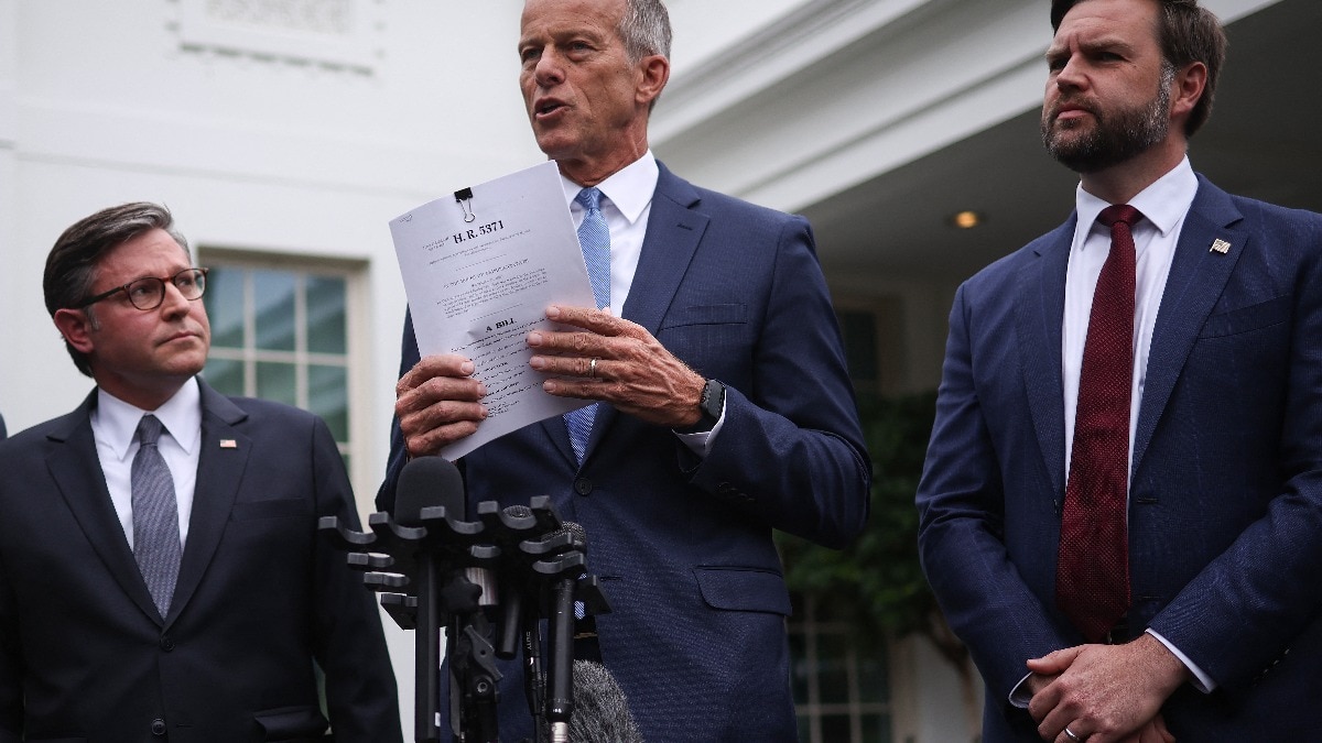 अमेरिकी सीनेट के मेजोरिटी लीडर जॉन थून, उपराष्ट्रपति जेडी वेंस शटडाउन रोकने को लेकर फंडिंग बिल की कॉपी के साथ. (Photo - AFP) 