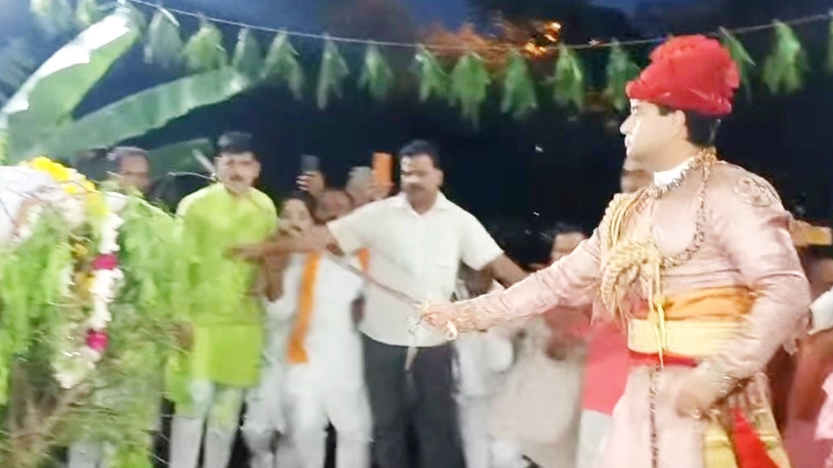 तलवार से शमी पूजन करते केंद्रीय मंत्री ज्योतिरादित्य सिंधिया.(Photo:Screengrab)