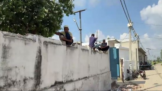 लोगों ने खुद तोड़ी मस्जिद की दीवार (Photo: Screengrab)