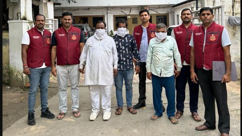 दिल्ली में त्योहारी सीजन से पहले 4600 किलो पटाखे जब्त, 10 आरोपी गिरफ्तार