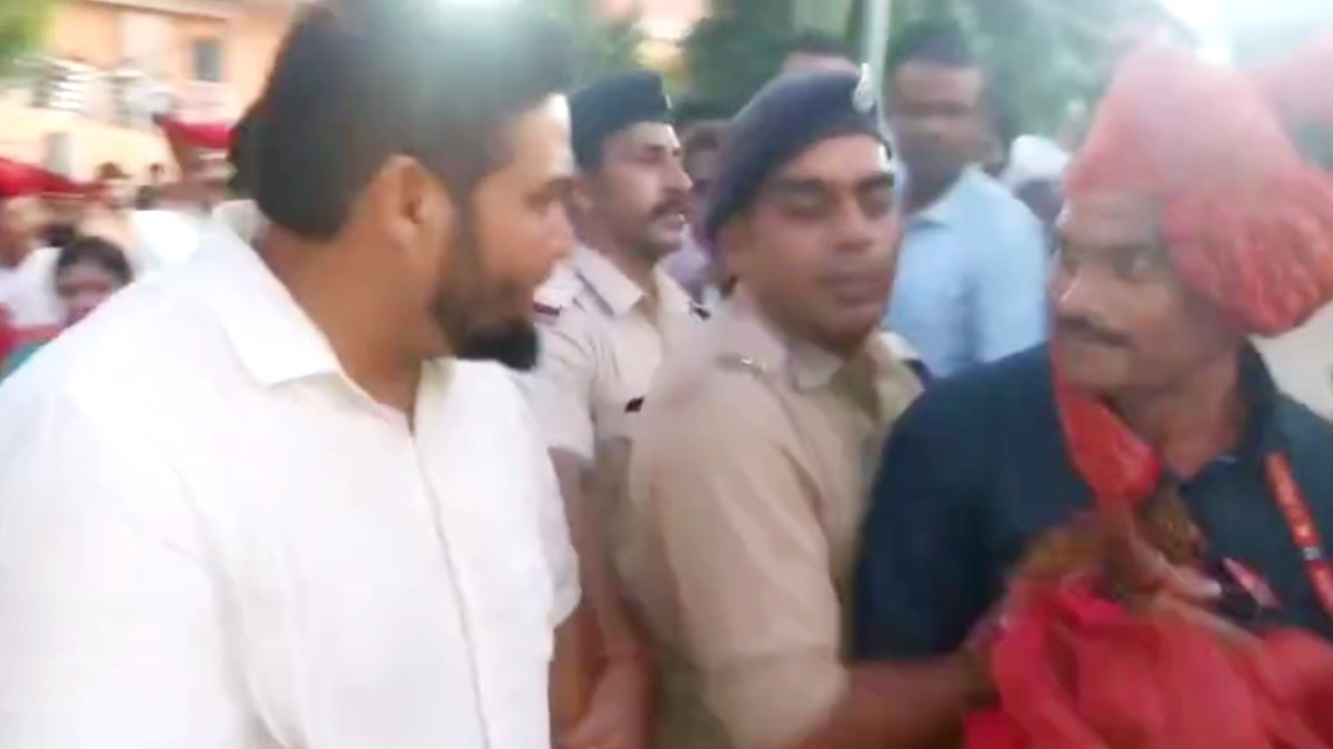 BJP पार्षद मोहित जाट का सुरक्षाकर्मी से विवाद.(Photo:Screengrab)