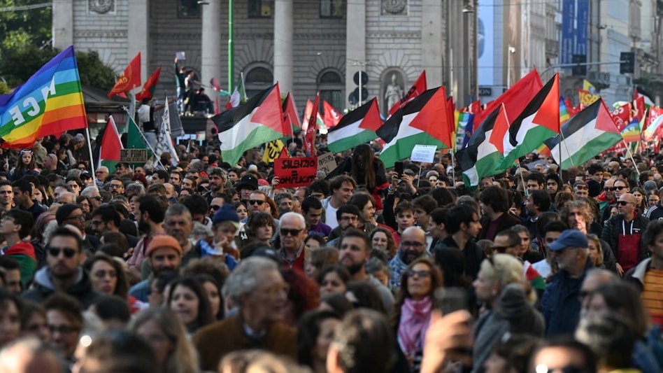 health मिलान में प्रदर्शनकारियों की पुलिस से झड़प हुई (Photo: Reuters) health मिलान में प्रदर्शनकारियों की पुलिस से झड़प हुई (Photo: Reuters)