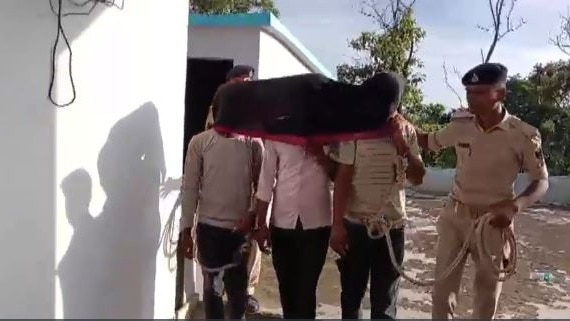 पुलिस ने तीन आरोपियों को किया गिरफ्तार (Photo: Screengrab)