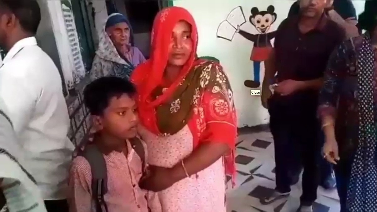 UP: क्लास में बच्चे को बंद करके चला गया था स्टाफ, बाहर निकलते ही मां से लिपट कर रोने लगा बच्चा – Bijnor Teacher left school closed leaving student sleeping lcly