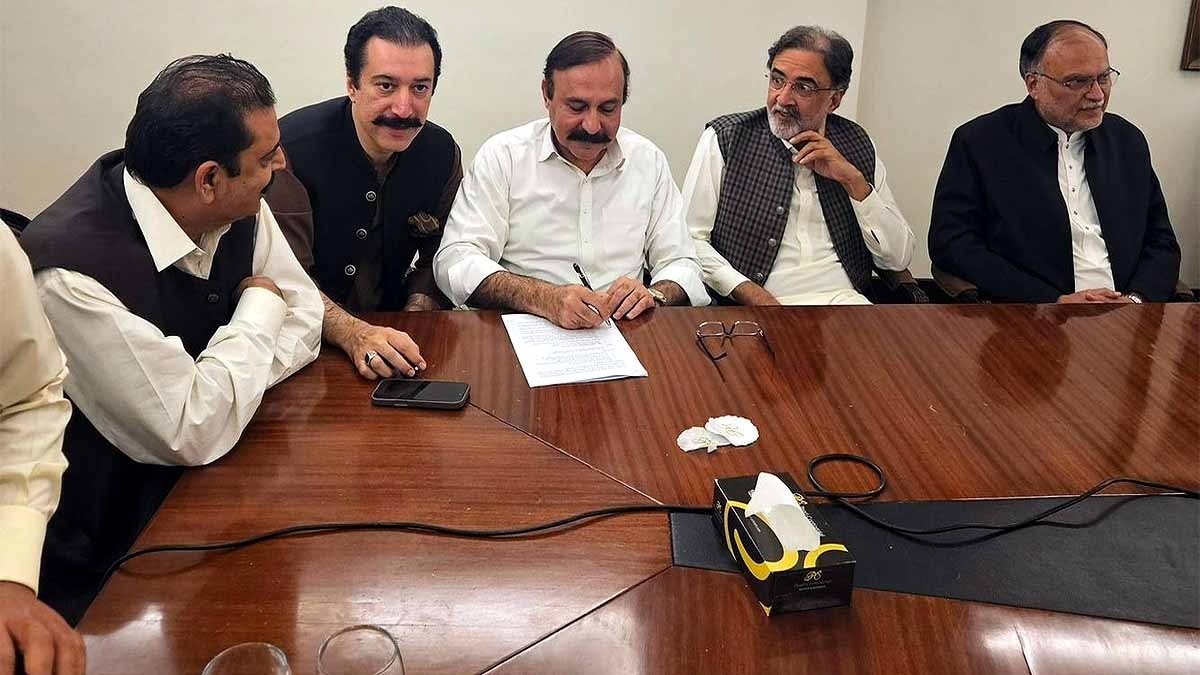 पीओके के नेता और पाकिस्तानी सरकार के नुमाइंदे बैठक में विरोध प्रदर्शन खत्म करने की चर्चा करते हुए. (Photo: ITG)