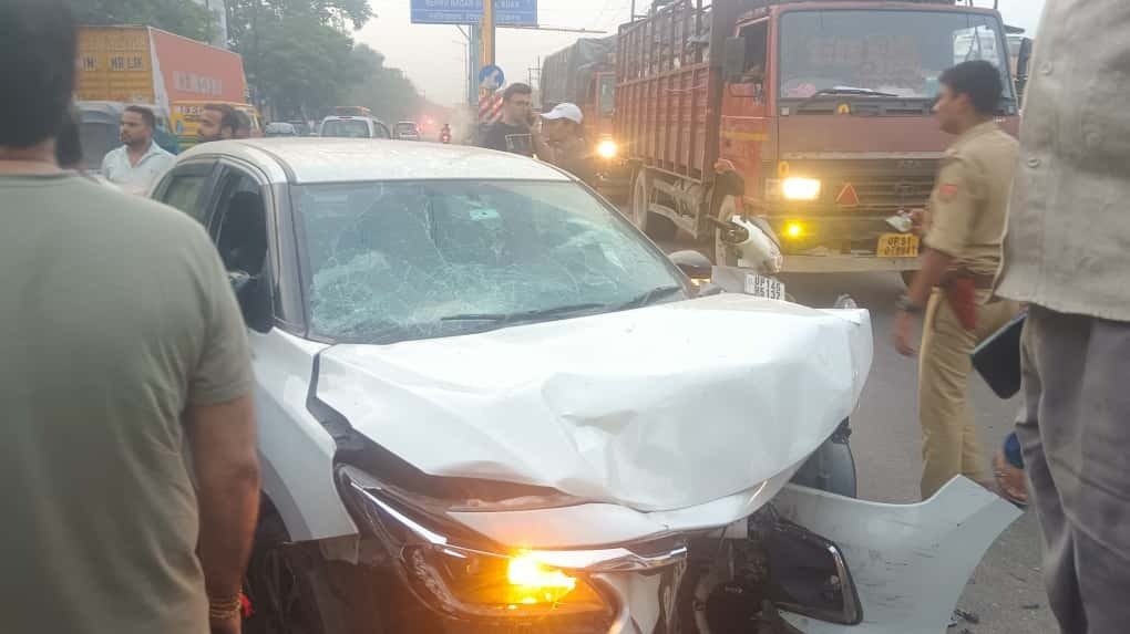 हादसे के बाद क्षतिग्रस्त कार. (Photo: Mayank Gaur/ITG)