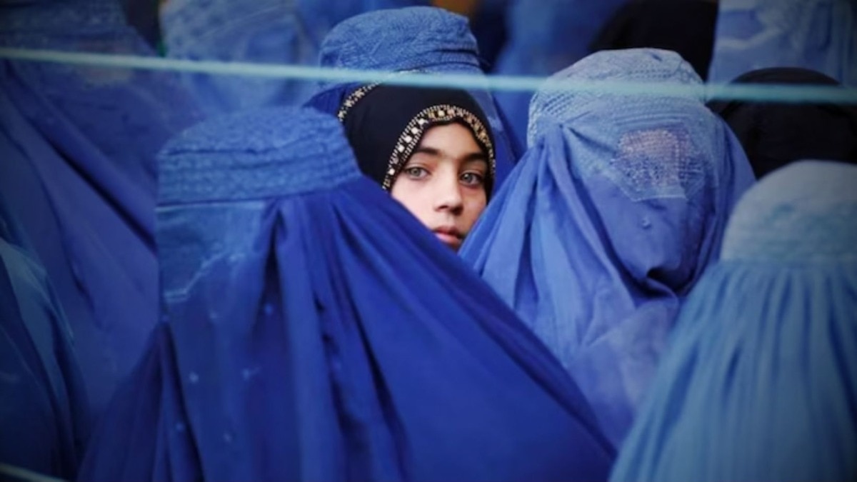 बोटॉक्स अंडर द बुर्का: 'कवर तो करो, मगर खूबसूरत भी दिखो...', नकाब के अंदर छिपी तालिबानी ख्वाहिशों की कहानी!