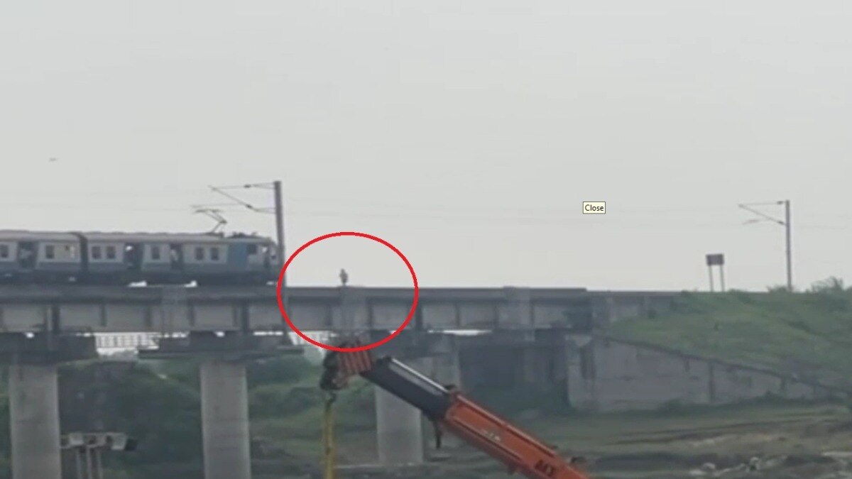 शराबी का रेलवे ट्रैक पर हंगामा. (Photo: Screengrab)