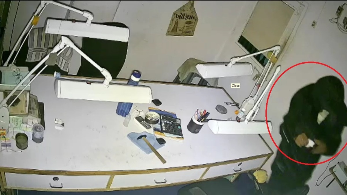 हीरा फैक्ट्री की ऑफिस से हीरे चुराता चोर. (Photo: Screengrab)