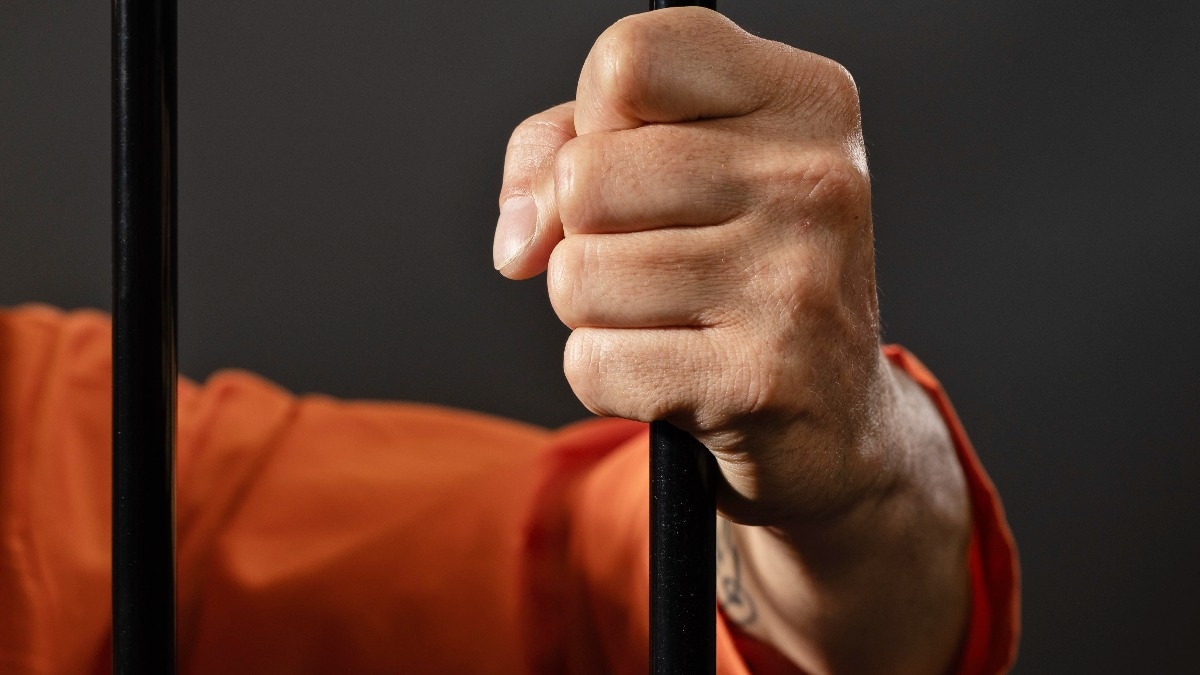 सेक्स वर्कर्स के हाथ-पैर बांधे और कैश-गहने लूटे… सिंगापुर छुट्टियां मनाने गए दो भारतीयों को 5 साल की जेल – Singapore Indian Men Assault Women Court Sentenced Jail Term NTC