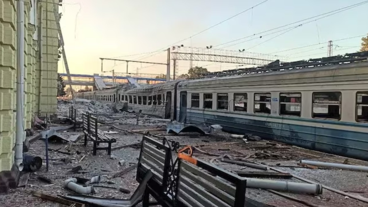 रूस का यूक्रेन पर बड़ा हवाई हमला... पैसेंजर ट्रेन और रेलवे स्टेशन पर दागे बम, कई घायल