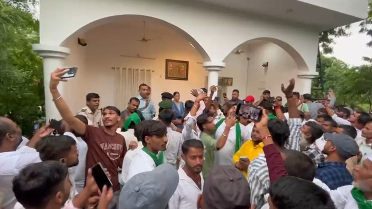 पटना: लालू-राबड़ी के घर के अंदर हंगामा, लोग बोले- 'चोर विधायक नहीं चाहिए'