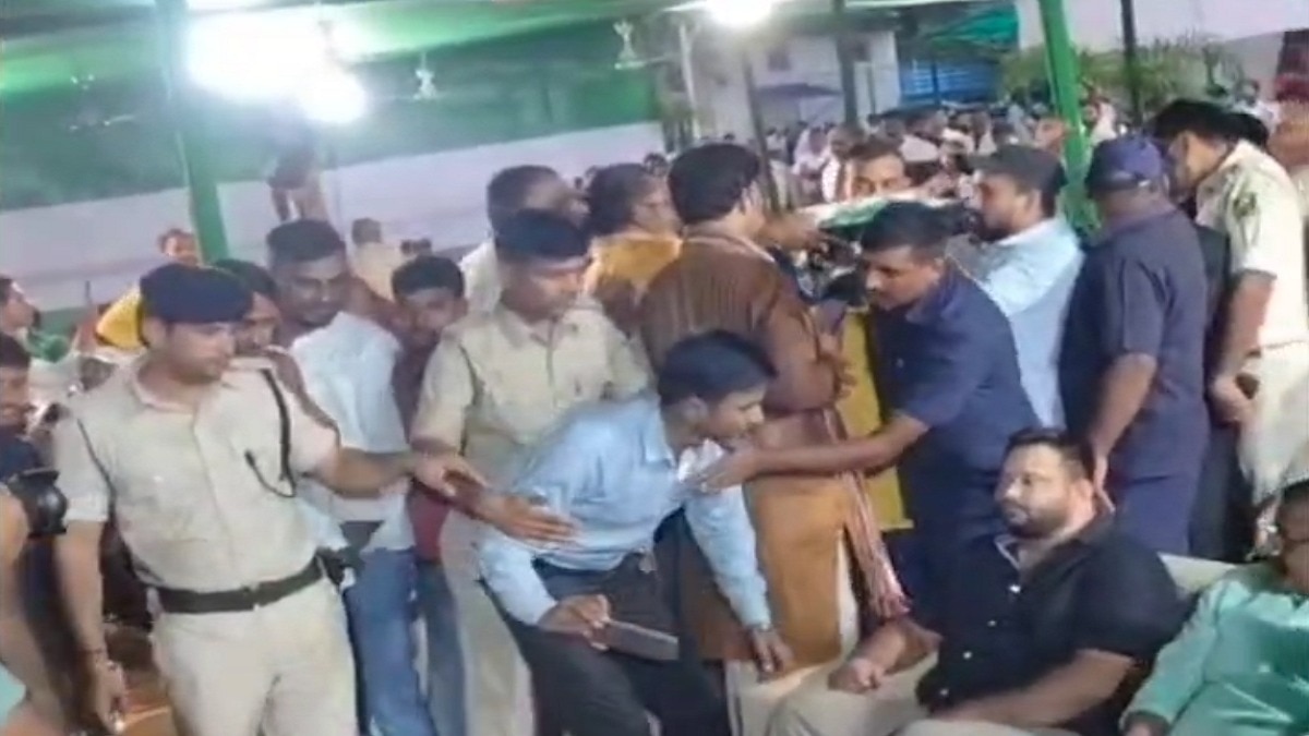 भोज में संगीत का कार्यक्रम भी रखा गया था. (Photo: Screengrab)