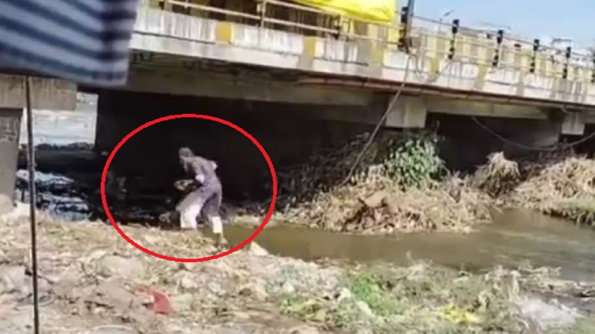 आरोपी रोज गंदे पानी का इस्तेमाल करता था. (Photo: Screengrab)