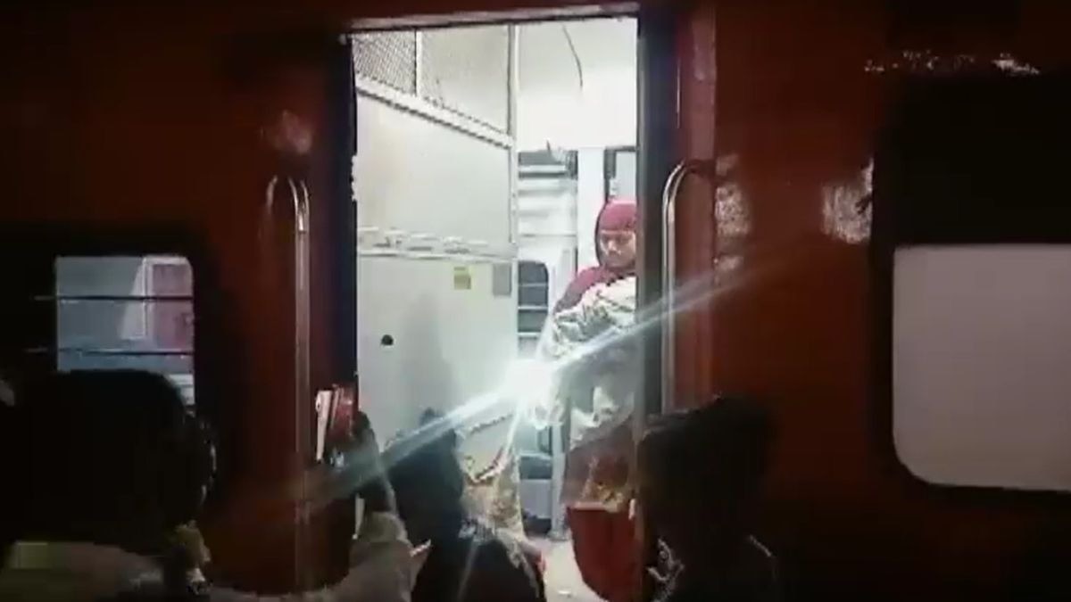 महिला ने ट्रेन में दिया बच्ची को जन्म. (Photo: Screengrab)