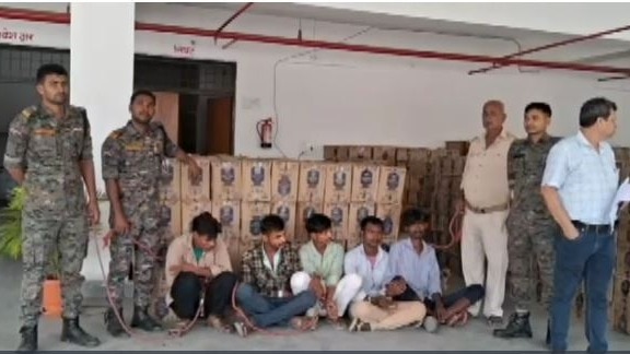 पुलिस के हत्थे चढ़े शराब तस्कर (Photo: Screengrab)