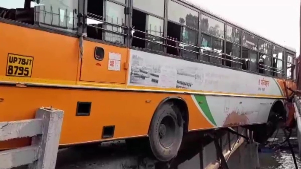 रेलिंग तोड़कर पुल पर लटकी बस. (Photo: Screengrab)