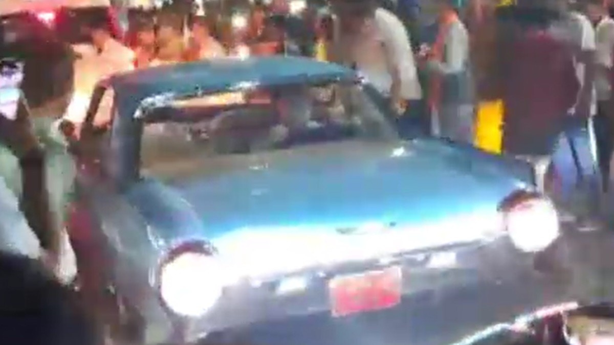 राजघराने की शाही शान... सिंधिया ने खुद ड्राइव की अपनी रॉयल विंटेज 'फोर्ड थंडरबर्ड', ग्वालियर की सड़कों पर देखने वालों का लगा तांता