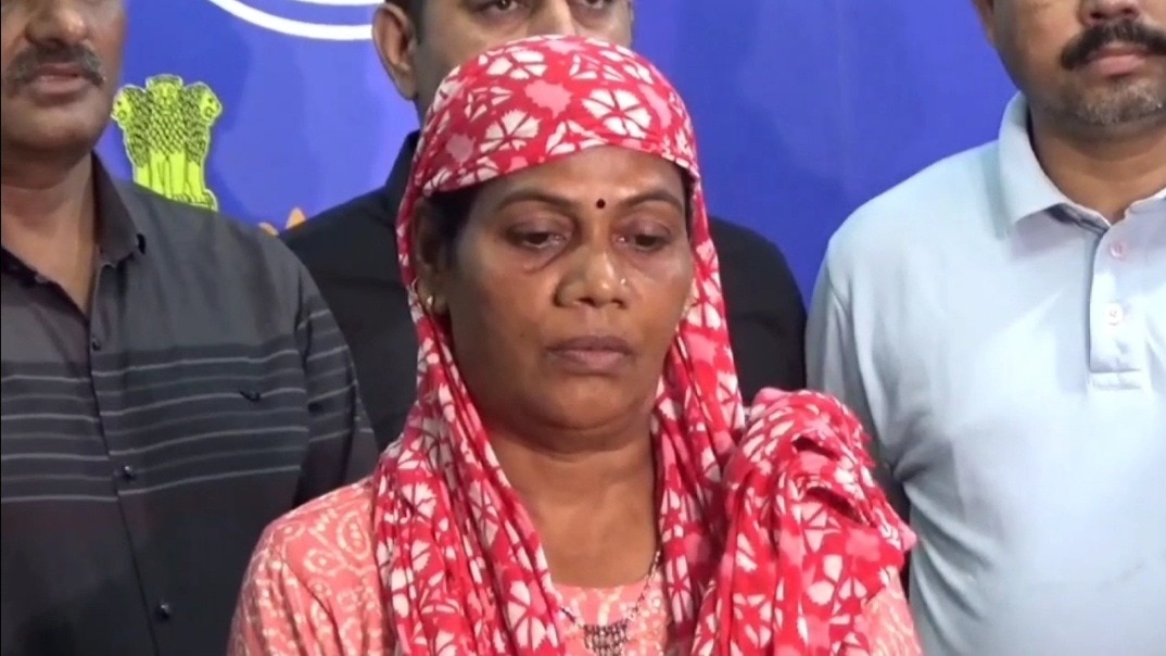 पुलिस गिरफ्त में बच्चा चोरी करने वाली महिला. (Photo: Sanjay Singh J Rathod/ITG) 