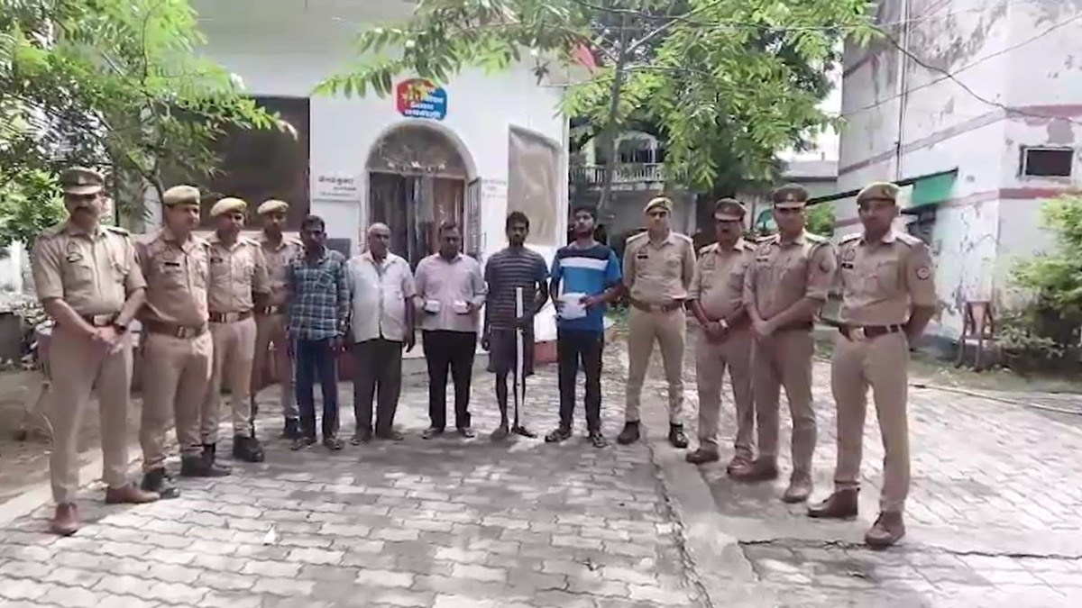 पुलिस गिरफ्त में आरोपी.  (Photo: Screengrab)