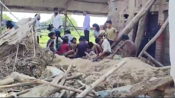 बारिश के कारण ढहा कच्चाा मकान (Photo: Screengrab)