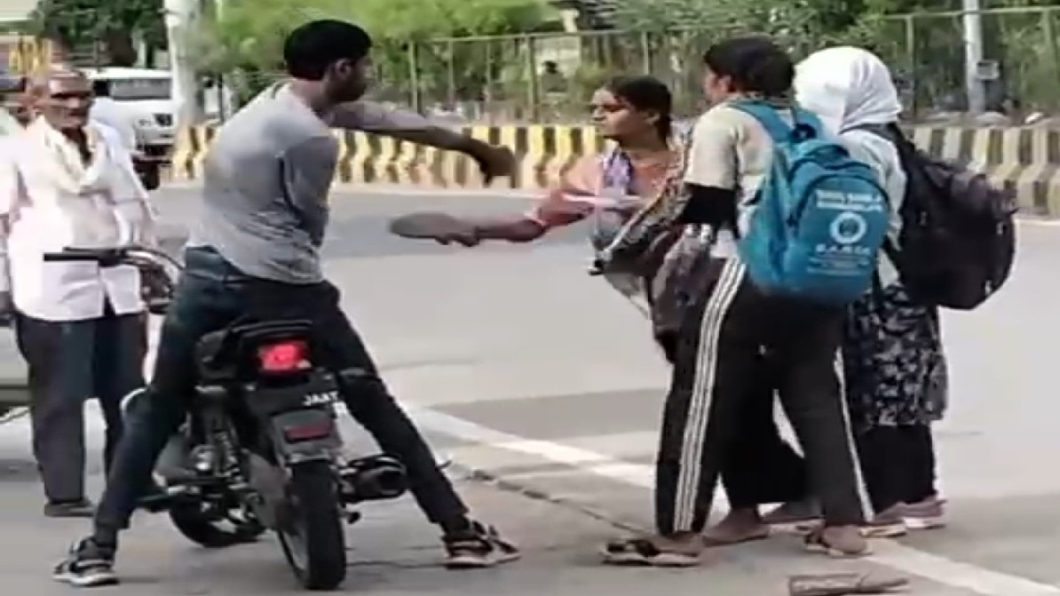जयपुर: बीच सड़क पर लड़के और लड़कियों ने एक दूसरे को मारे थप्पड़, चप्पल से पीटा… वीडियो वायरल – jaipur boys and girls slapped beat each other video goes viral lclnt