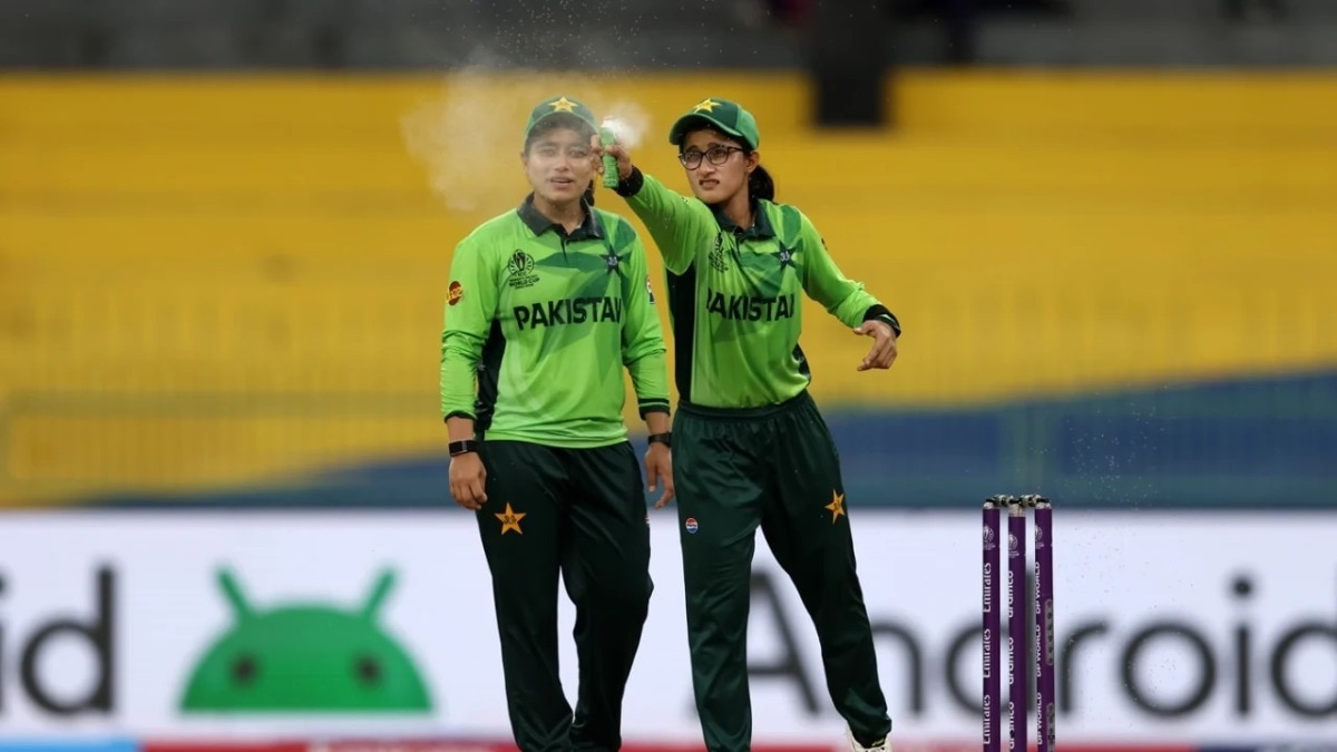 भारत-PAK मैच में कीट-पतंगों का दखल, काफी देर तक रुका रहा खेल, VIDEO – india vs pakistan women world cup bug delay match fatima sana tspoa