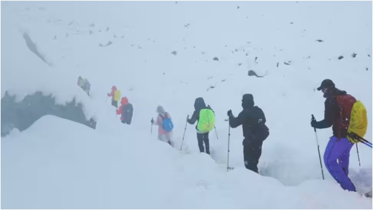 सबसे सुरक्षित मौसम में आया बर्फीला तूफान, माउंट एवरेस्ट की ढलानों पर फंसे 1000 ट्रेकर्स – Blizzard hits during safest season leaves 1000 trekkers stranded on the slopes of Mount Everest in Tibet ntc