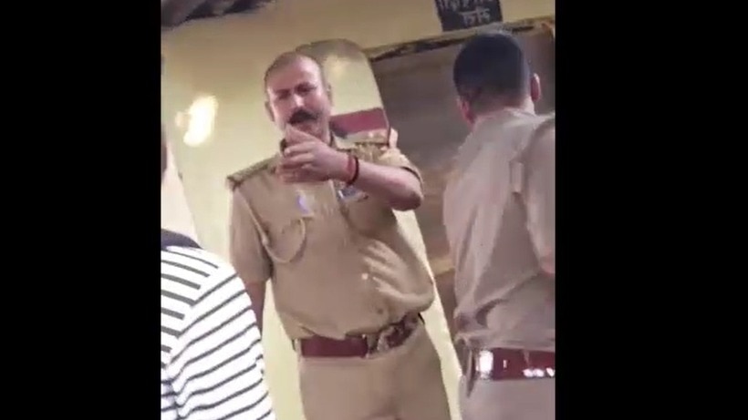 पुलिसवाले ने स्टूडेंट को बुरी तरह पीटा. (Photo: Screengrab)