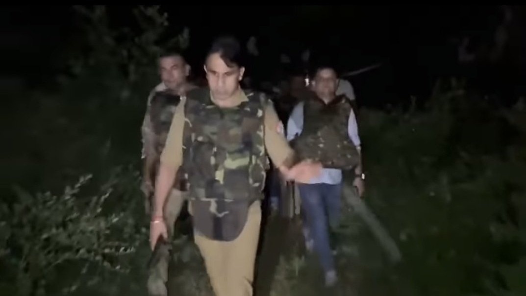 एनकाउंट के दौरान ASP अनुज चौधरी  (Photo: Screengrab)