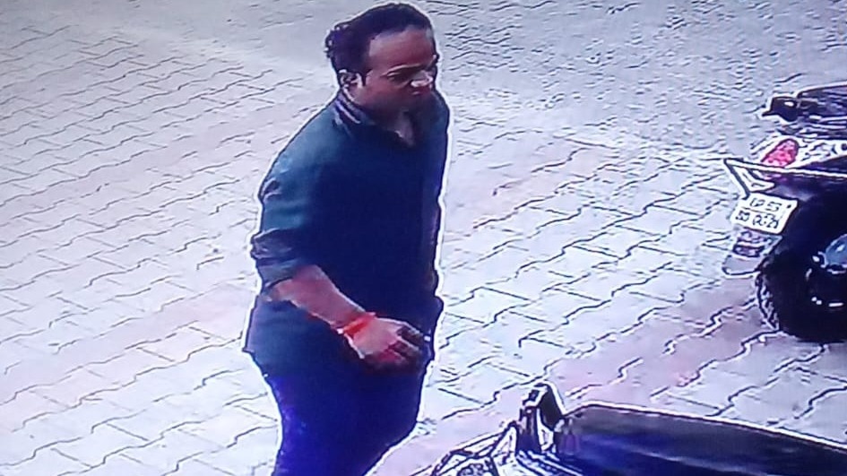 मंदिर के बाहर से चोरी हुआ पुजारी का चप्पल. (Photo: Ajay Jha/ITG)