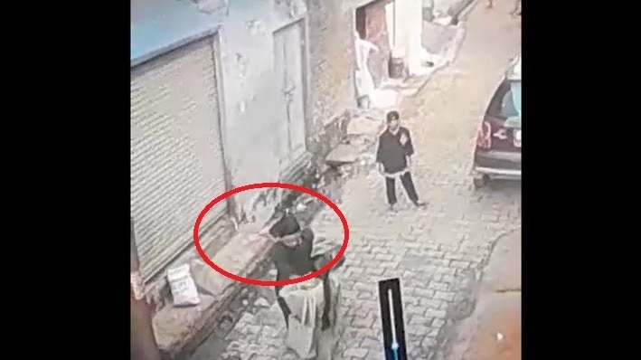 मेरठ में बीच सड़क किशोरी से छेड़खानी. (Photo: Screengrab)