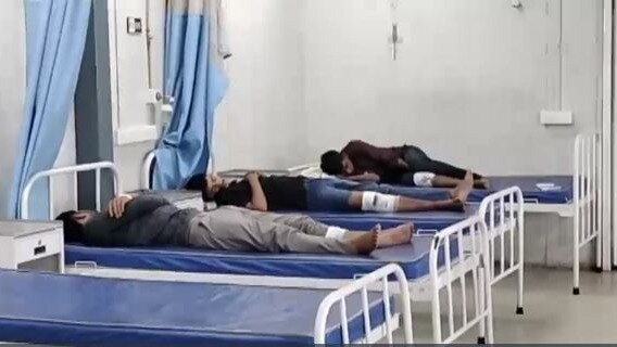 गोली लगने के बाद अस्पताल में भर्ती कराए गए बदमाश (Photo: Screengrab)